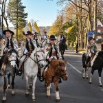 Dzieci-górale na kucykach w banderii z papieskimi flagami